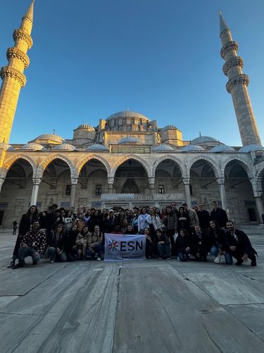Eine Gruppe Studierende des European Study Networks vor einem historischen Gebäude in Istanbul.