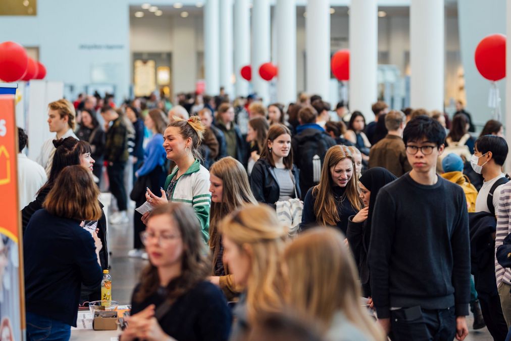 zur Vergrößerungsansicht des Bildes: Foto: Viele Besucher:innen, die sich an den Ständen informieren.