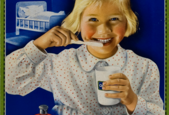 Auf dem Werbeschild ist ein Mädchen zu sehen, dass sich die Zähne putzt