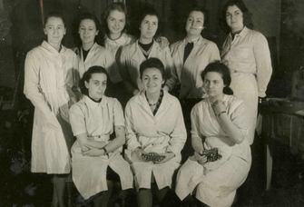 Gruppenbild von Frauen in weißen Kitteln