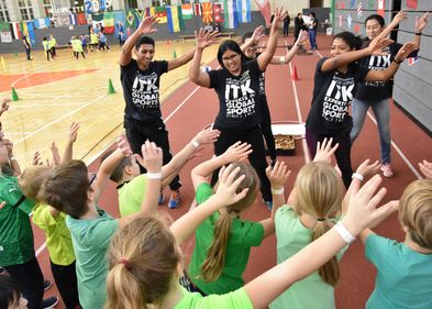 Fun and games at the children's sports day with the Lessingschule Leipzig in the 2019 winter semester. Photo: ITK, Sebastian Evans Das Bild zeigt ITK-Trainer:innen bei einem Sportfest mit Kindern in einer Sporthalle.