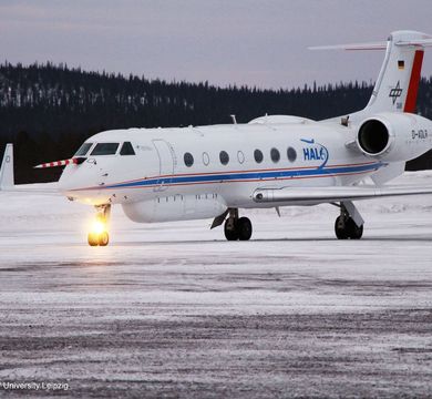 Das Forschungsflugzeug HALO kommt am Flughafen Kiruna, Schweden, an. HALO-(AC)³ Kampagne im März 2022.