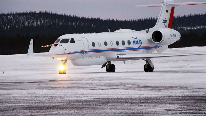 Das Forschungsflugzeug HALO kommt am Flughafen Kiruna, Schweden, an. HALO-(AC)³ Kampagne im März 2022.