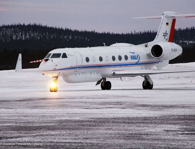 Das Forschungsflugzeug HALO kommt am Flughafen Kiruna, Schweden, an. HALO-(AC)³ Kampagne im März 2022.