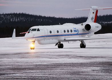 Das Forschungsflugzeug HALO kommt am Flughafen Kiruna, Schweden, an. HALO-(AC)³ Kampagne im März 2022. Das Forschungsflugzeug HALO kommt am Flughafen Kiruna, Schweden, an. HALO-(AC)³ Kampagne im März 2022.