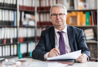 Prof. Dr. Thomas Hofsäss, Prorektor für Bildung und Internationales, an seinem Schreibtisch