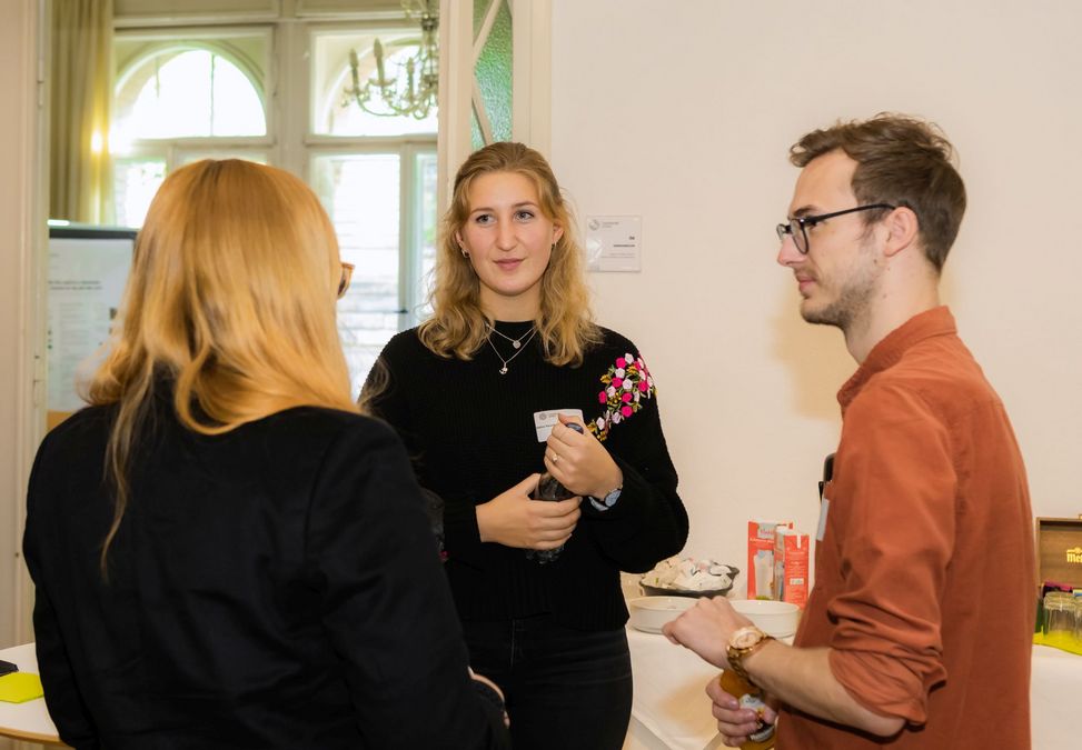 zur Vergrößerungsansicht des Bildes: Einige Teilnehmende des Pre-Doc Awards unterhalten sich in der Mittagspause.