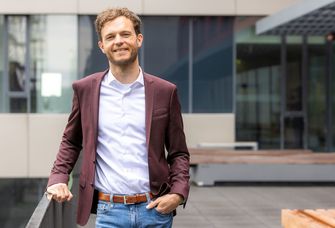 Auf dem Bild ist Juniorprofessor Dr. Martin Hänsel zu sehen.