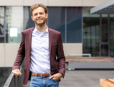 Auf dem Bild ist Juniorprofessor Dr. Martin Hänsel zu sehen.