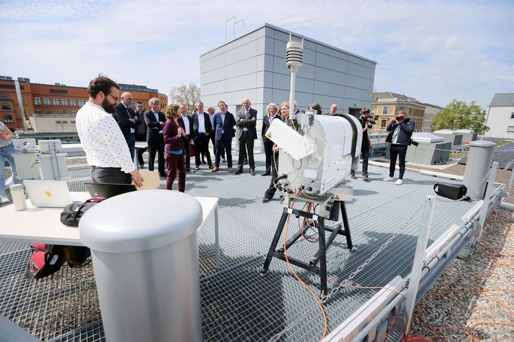 Technik auf dem Dach des Meteorologie-Gebäudes