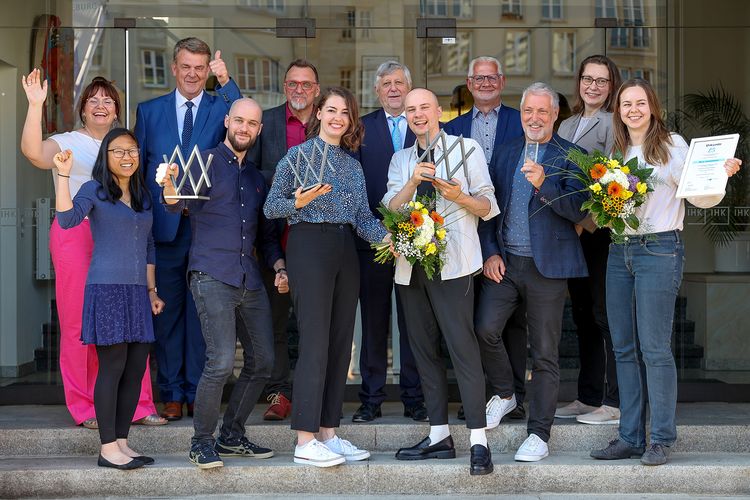 Zu sehen sind auf einem Gruppenfoto alle Preisträger:innen des Journalistenpreises Sachsen-Anhalt 2022