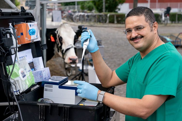 11. Leipziger Tierärztekongress: Dr. Ahmed Abd El Wahed von der Universität Leipzig testet Kuh Elfriede mit seinem Kofferlabor auf das Bovines-Herpesvirus.