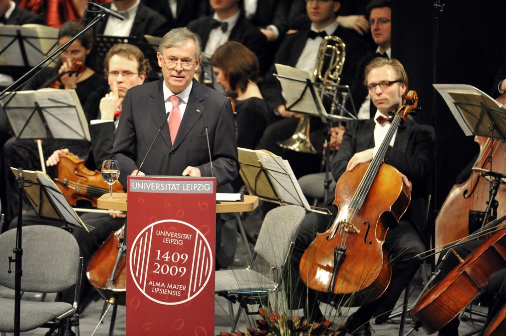zur Vergrößerungsansicht des Bildes: Farbfoto: Bundespräsident Horst Köhler steht am Rednerpult. Hinter ihm sitzen die Musiker eines Orchesters.