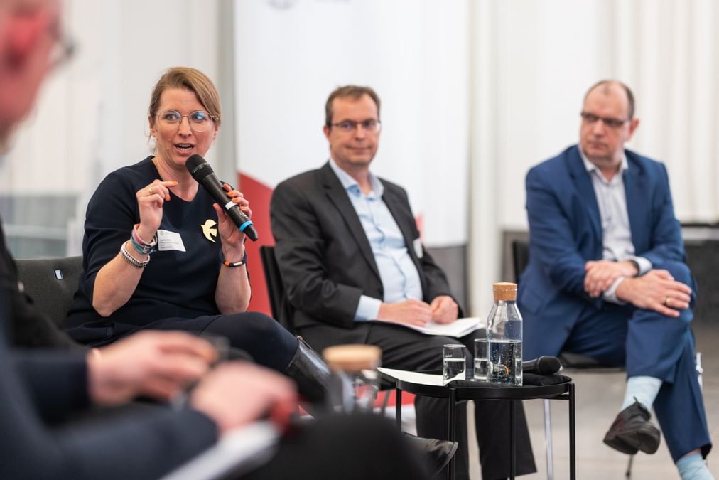 zur Vergrößerungsansicht des Bildes: Cordula Kleidt bei der Podiumsdiskussion