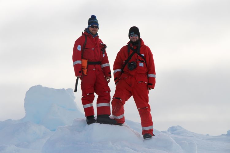 Zwei Forscher im Eis