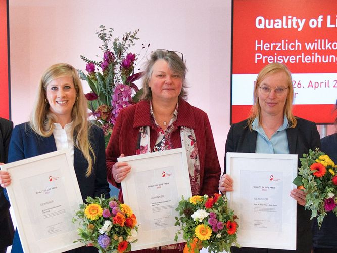 Der Quality of Life Preis der Lilly Deutschland Stiftung wurde für herausragende Forschungsarbeiten zur gesundheitsbezogenen Lebensqualität verliehen. Prof. Anja Hilbert (rechts) wurde für eine Studie zur Adipositasforschung ausgezeichnet. ©Steffen Hildenbrand