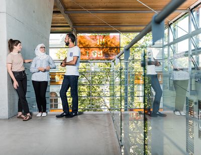 Studierende unterhalten sich im Gang des Geistewissenschaftlichen Zentrums