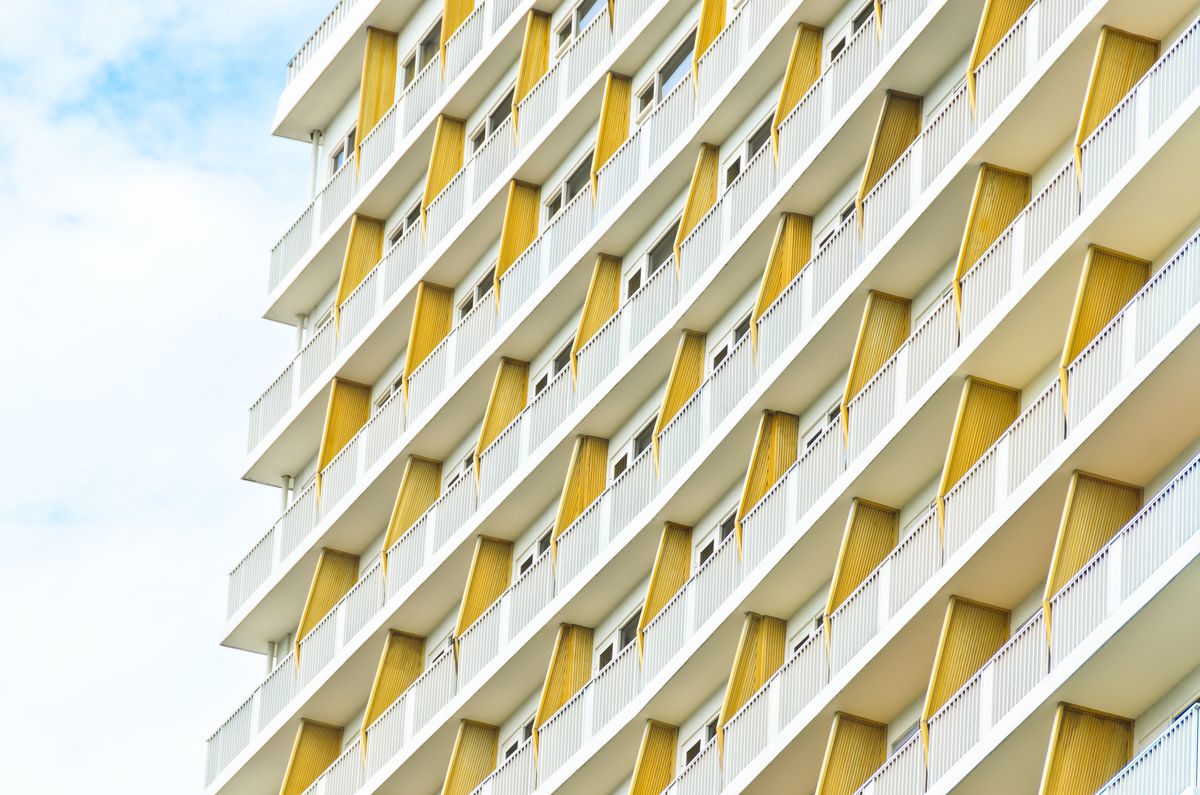 Foto: Ein Wohnkomplex mit vielen aneinandergereiten Balkonen