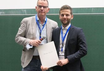 Das Bild zeig DPG-Tagungspräsident Prof. Jochen Roeper, der den Du-Bois-Reymond Preis der Physiologie an Dr. Andreas Ritzau-Jost (rechts) überreicht.