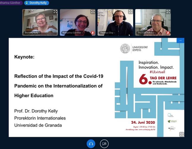 Screenshot eines Video-Chats, bei dem zwei Frauen und zwei Männer in die Kamera schauen. Den größten Teil des Bildes macht eine PowerPoint-Folie mit dem Titel der Rede "Reflection of the impact of the Covid-19 pandemic on the internationalization of higher education" aus.