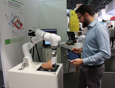 Richard Bieck demonstriert das System RoboDirect auf der MEDICA 2017. Foto: ICCAS