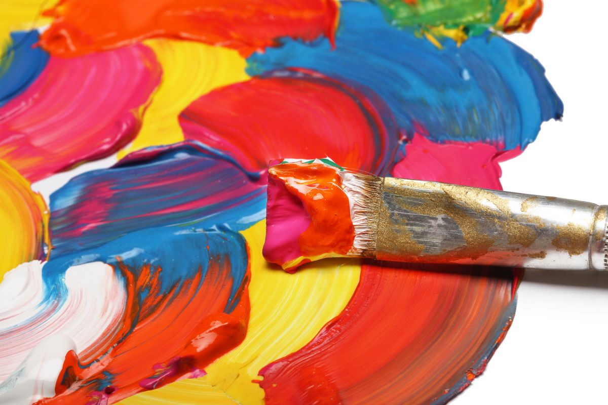 zur Vergrößerungsansicht des Bildes: Zu sehen sind bunte Farben auf einer Landwand mit einem Pinsel, Foto: colourbox.de