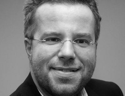 Poträt in schwarz-weiß von Dr. Tobias D. Höhn, Foto:privat