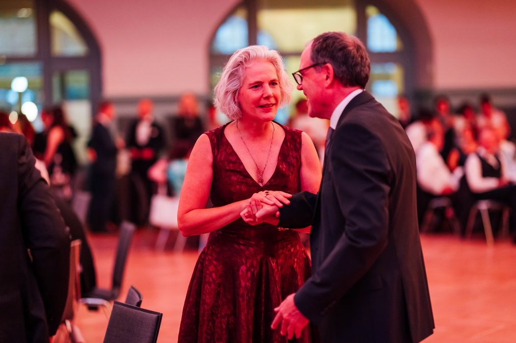 zur Vergrößerungsansicht des Bildes: Nicht zum ersten Mal war die Kongresshalle Veranstaltungsort für einen Leipziger Universitätsball. Ein besonderer Dank geht an Messe- und Kongresshallen-Chef Martin Buhl-Wagner. Foto: Christian Hüller/Universität Leipzig