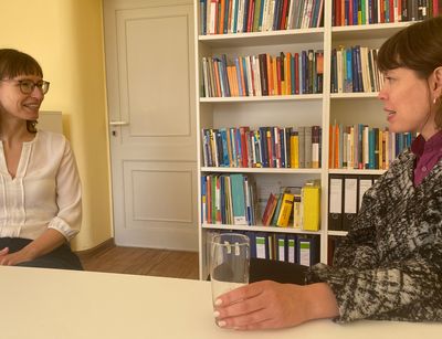 Stefanie Kölling, Beraterin der Stabsstelle Internationales (rechts) und die Leiterin des Studienkollegs Maxi Kupetz im Gespräch mit dem Universitätsmagazin. Foto: Lina Hörügel/Universität Leipzig