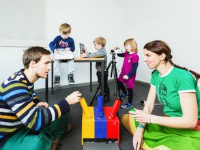 Zwei Erwachsene und zwei Kinder spielen im Leipziger Forschungszentrum für frühkindliche Entwicklung 