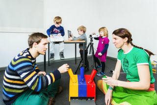 Zwei Erwachsene und zwei Kinder spielen im Leipziger Forschungszentrum für frühkindliche Entwicklung 