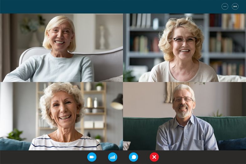Ein Bildschirm zeigt die Teilnehmer:innen einer Videokonferenz. Drei ältere Damen und ein älterer Herr sind in jeweils einem Frame in einer Videokonferenz zusammengeschaltet.