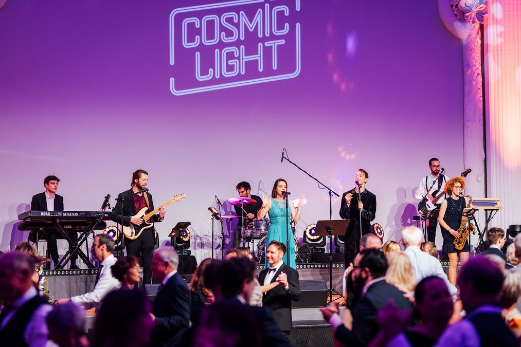 zur Vergrößerungsansicht des Bildes: Für den richtigen Tanztakit sorgte die Leipziger Galaband Cosmic Light. Foto: Christian Hüller/Universität Leipzig