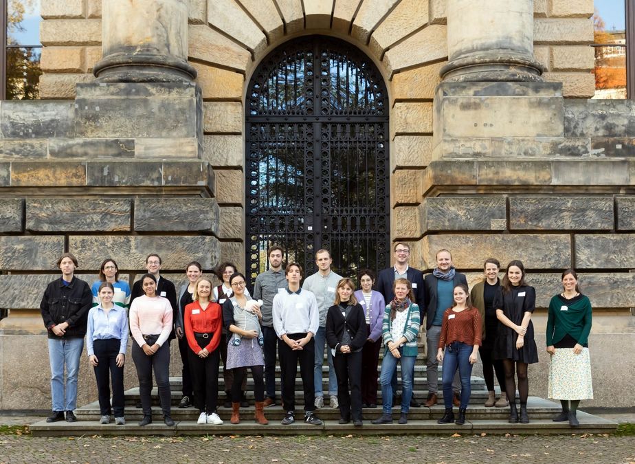 zur Vergrößerungsansicht des Bildes: Gruppenfoto der Preisträger:innen