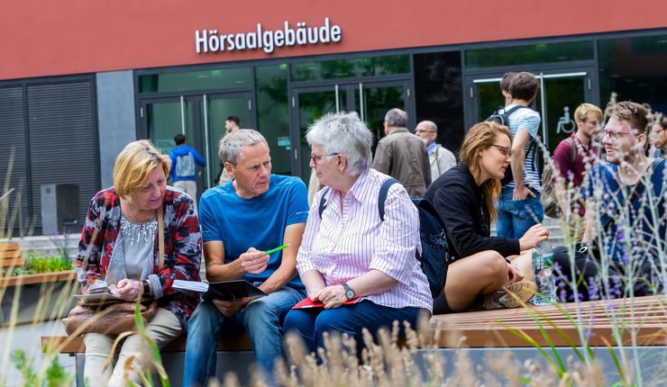 Studierende der Seniorenakademie auf dem Campus