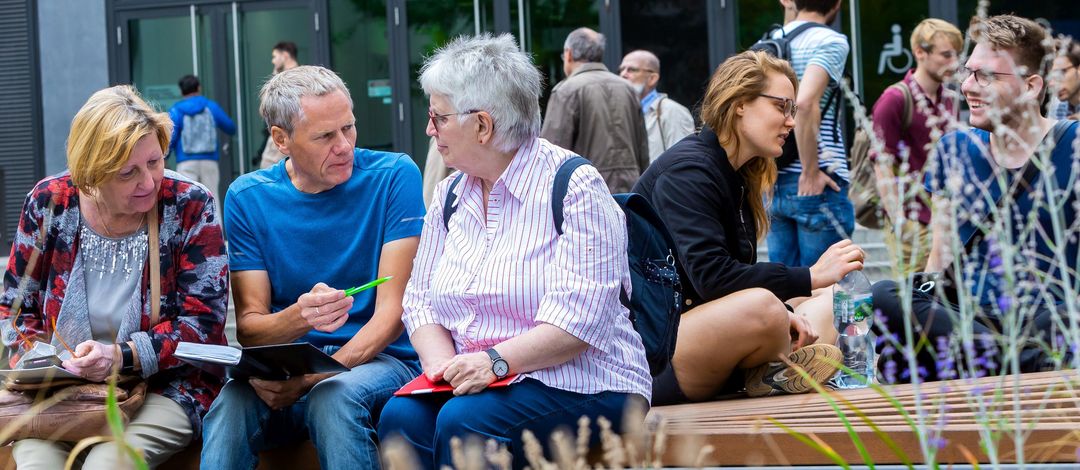 Studierende der Seniorenakademie auf dem Campus