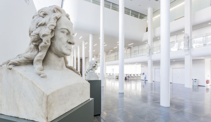 Foto: Blick auf die Büste des Alumnus Gottfried Wilhelm Leibniz im Foyer des Neuen Agustueums