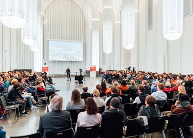 Das Foto zeigt das zur Veranstaltung gut besuchte Paulinum.
