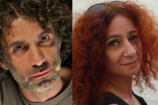 Auf dem Bild sind die Porträts der Theaterkünstler:innen Rabih Mroué und Lina Majdalanie zu sehen.