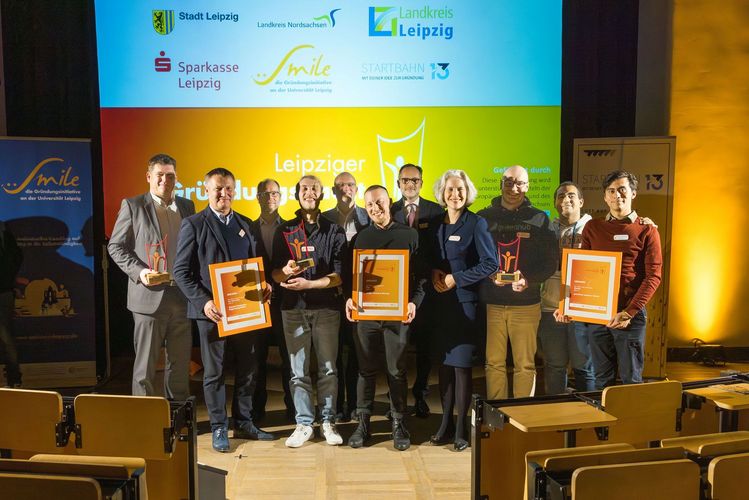 Die Rektorin der Universität Leipzig, Prof. Dr. Eva Inés Obergfell (4.v.r.) mit den Laudator:innen und Preisträgern der Leipziger Gründungsnacht.