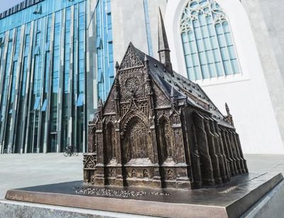 Foto: Blick auf das Paulinum und das Neue Augusteum mit dem Bronzemodell der alten Paulinerkirche im Vordergrund.