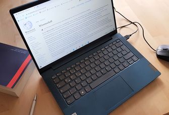 Das Bild zeigt einen Laptop, auf dem der Wikipedia-Eintrag "Wissenschaft" zu sehen ist-