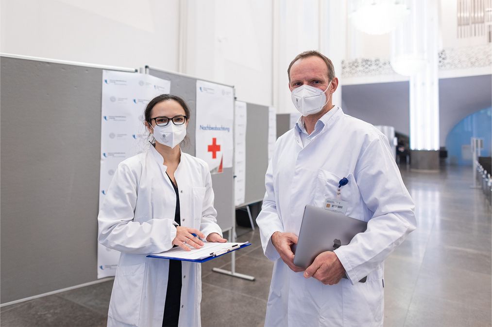 zur Vergrößerungsansicht des Bildes: Dr. Svitlana Ziganshyna hat am 11.01.2022 die Leitung des Impfzentrums der Universitätsmedizin im Paulinum von Prof. Dr. Michael Schaefer übernommen. Foto: Christian Hüller