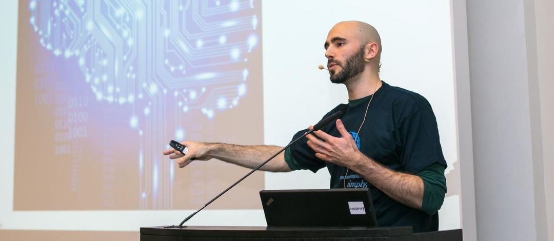 Pau Vilimelis Aceituno hält einen Vortrag beim Science Slam zum Tag der Promovierenden 2017 in der Bibliotheca Albertina