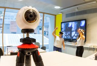 Zu sehen ist eine 360 Gradkamera, 2 Studierende mit Simulationsbrillen im Makerspace des Herder-Instituts. Bild: Swen Reichhold