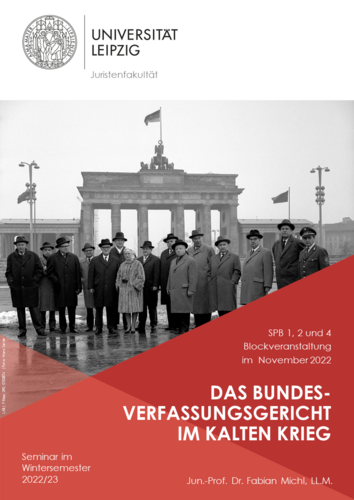 Plakat Bundesverwaltungsgericht im Kalten Krieg; Schwarz-Weiß Bild; ältere Herrschaften vor dem Brandenburger Tor.