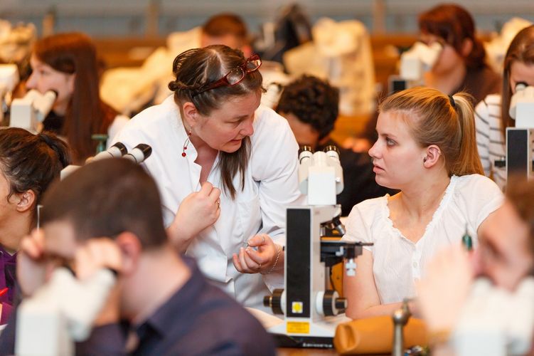 Dozentin und Studentin reden miteinander im Hörsaal, Foto: Christian Hüller 