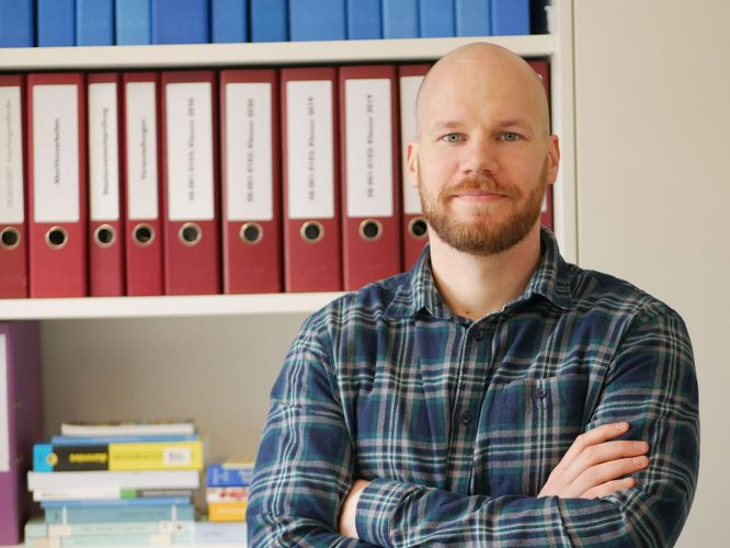 Oliver Leis spricht in seiner Kinderuni-Vorlesung über den Stress bei Videospielen.