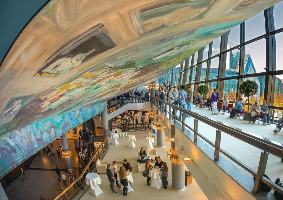 zur Vergrößerungsansicht des Bildes: Zu sehen sind Studierende, die im Foyer im Gewandhaus stehen.