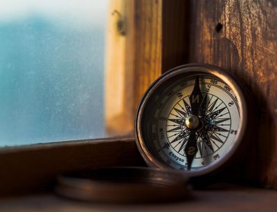 Ein Kompass lehnt an einem Fenster